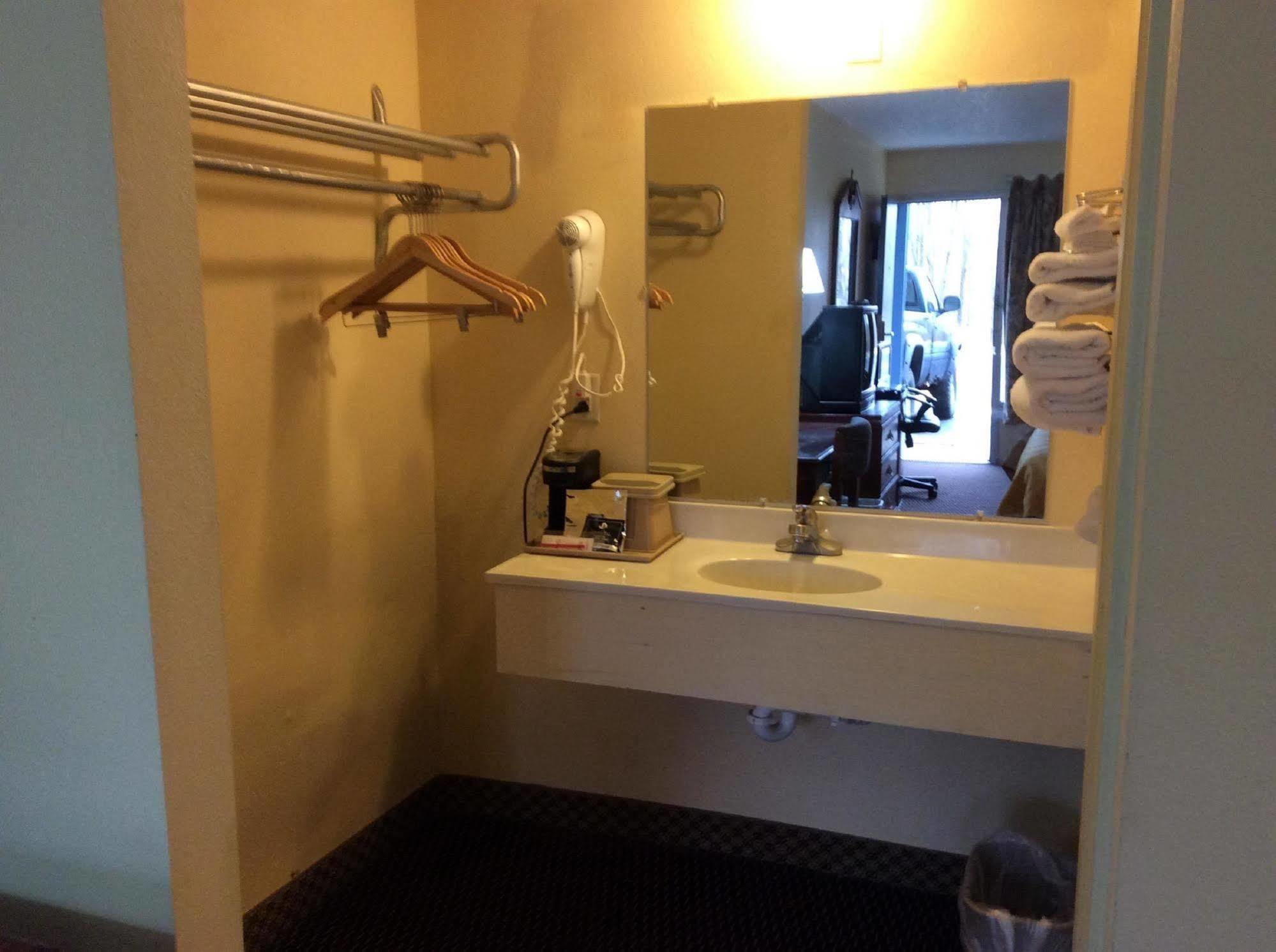 Budget Inn Columbus East Exteriör bild